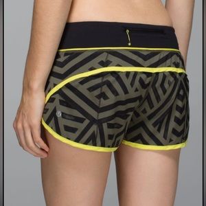 Lululemon Size 2 Speed Shorts 2.5” Chevron Black Yellow Geometric Athletic